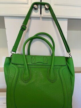 Kelly green satchel handbag.